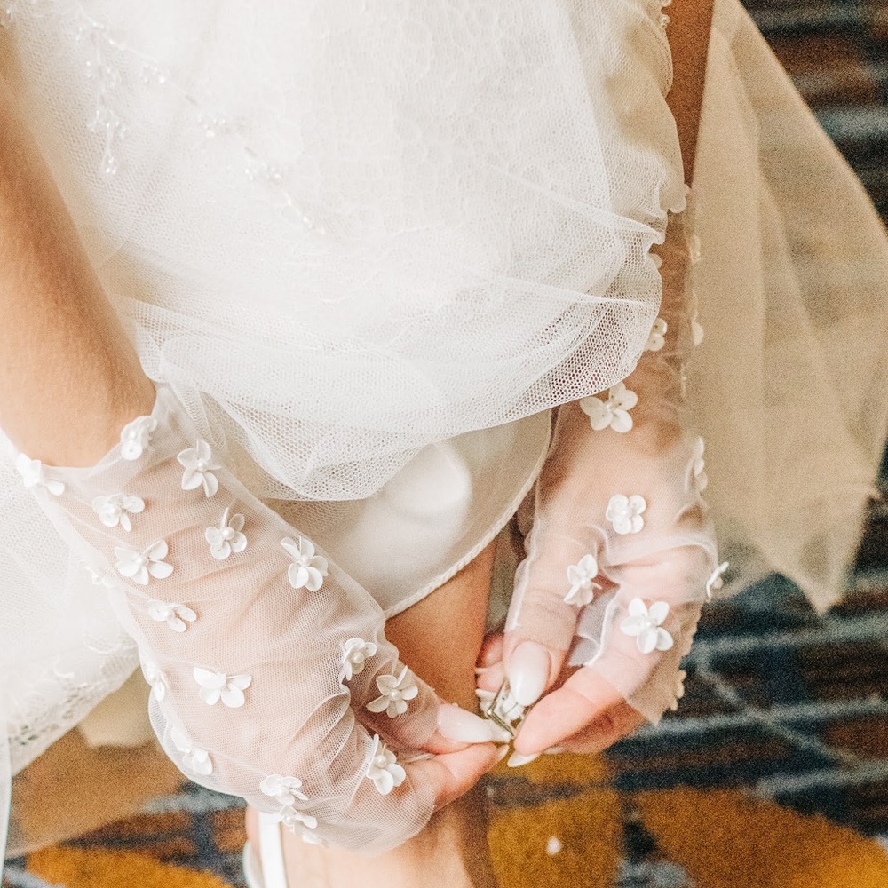 Untamed Petals Valiant Short Sheer Gloves